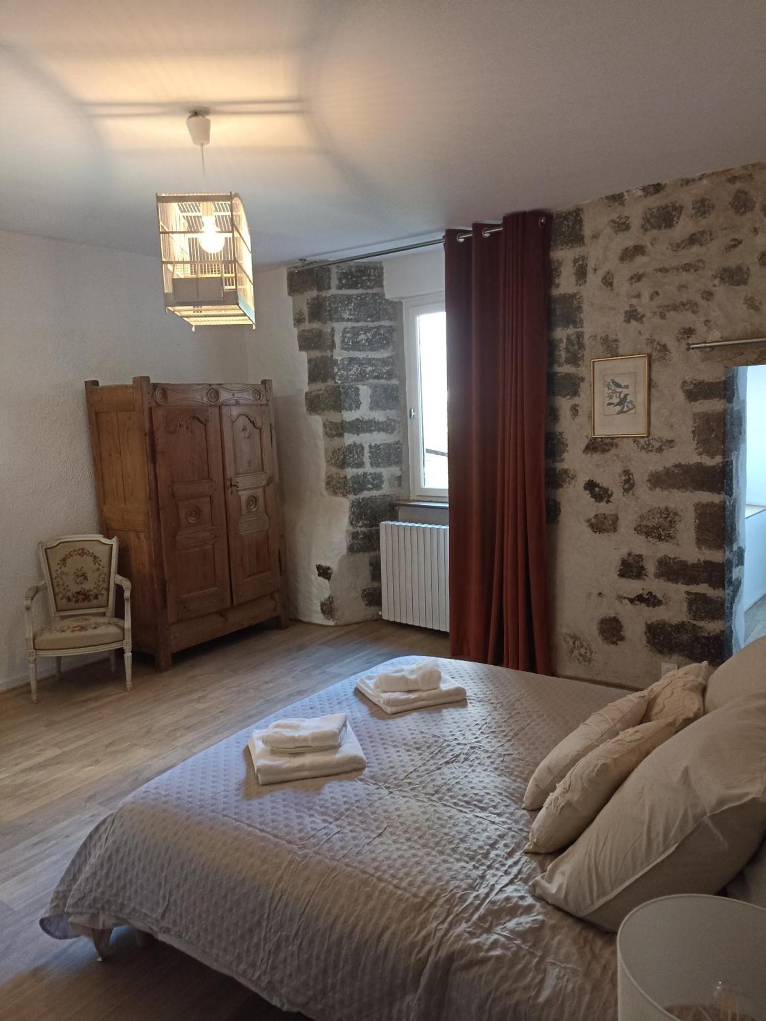 Aux Portes Du Mont Anis Le Puy-en-Velay Bagian luar foto